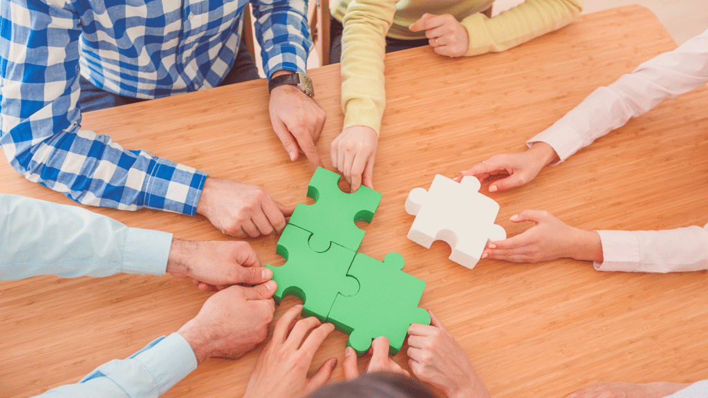Matériel pédagogique ludique coloré disposé sur une table de formation