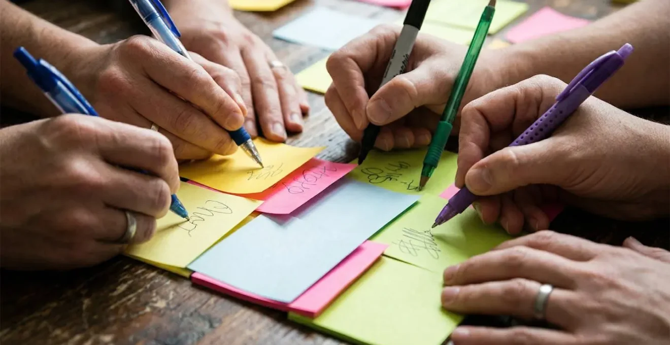 Session de brainwriting en équipe avec écriture silencieuse d'idées stratégiques